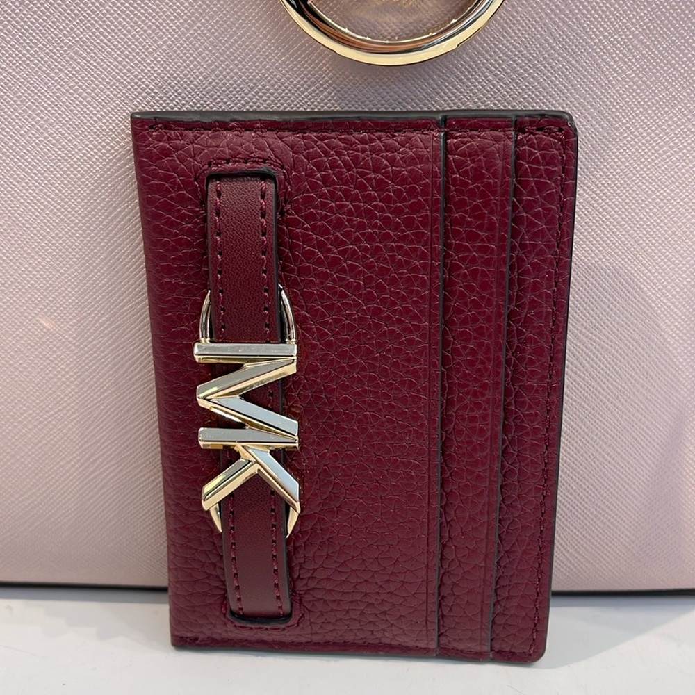 MICHAEL KORS
Reed Large Pebbled Leather Card Holder Case
Dark Cherry
NWT - Picture 3 of 16